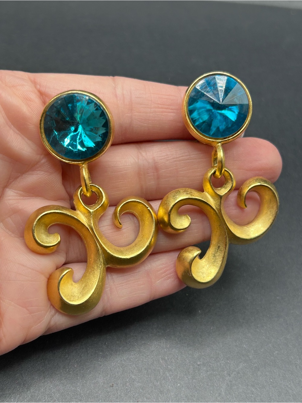 VTG 1980s Matte Gold-Tone Swirl Drop Clip Earrings with Teal Crystal